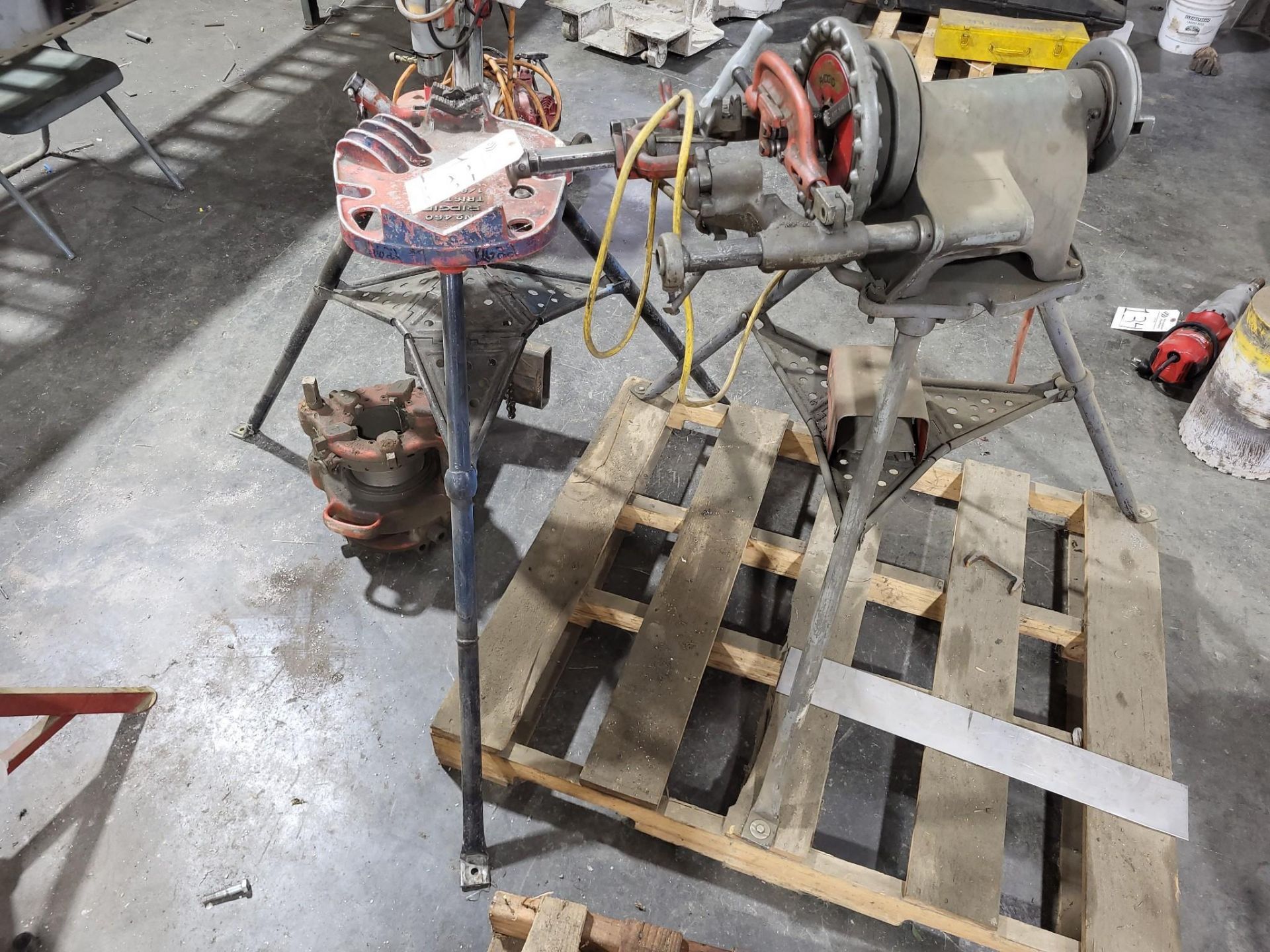 RIGID MODEL 300 POWER DRIVE PIPE THREADER WITH TRISTAND CHAIN VISE AND ...