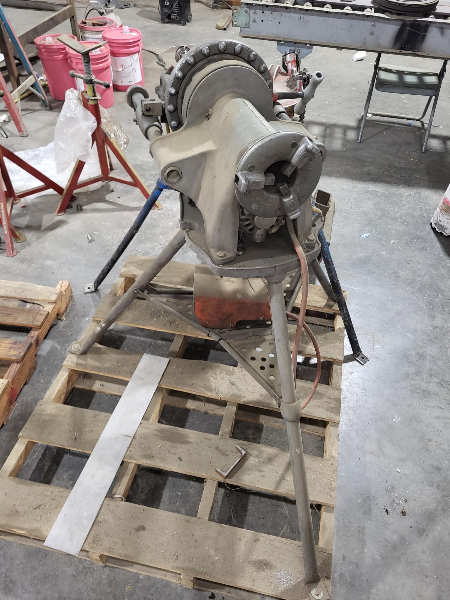 RIGID MODEL 300 POWER DRIVE PIPE THREADER WITH TRISTAND CHAIN VISE AND ...