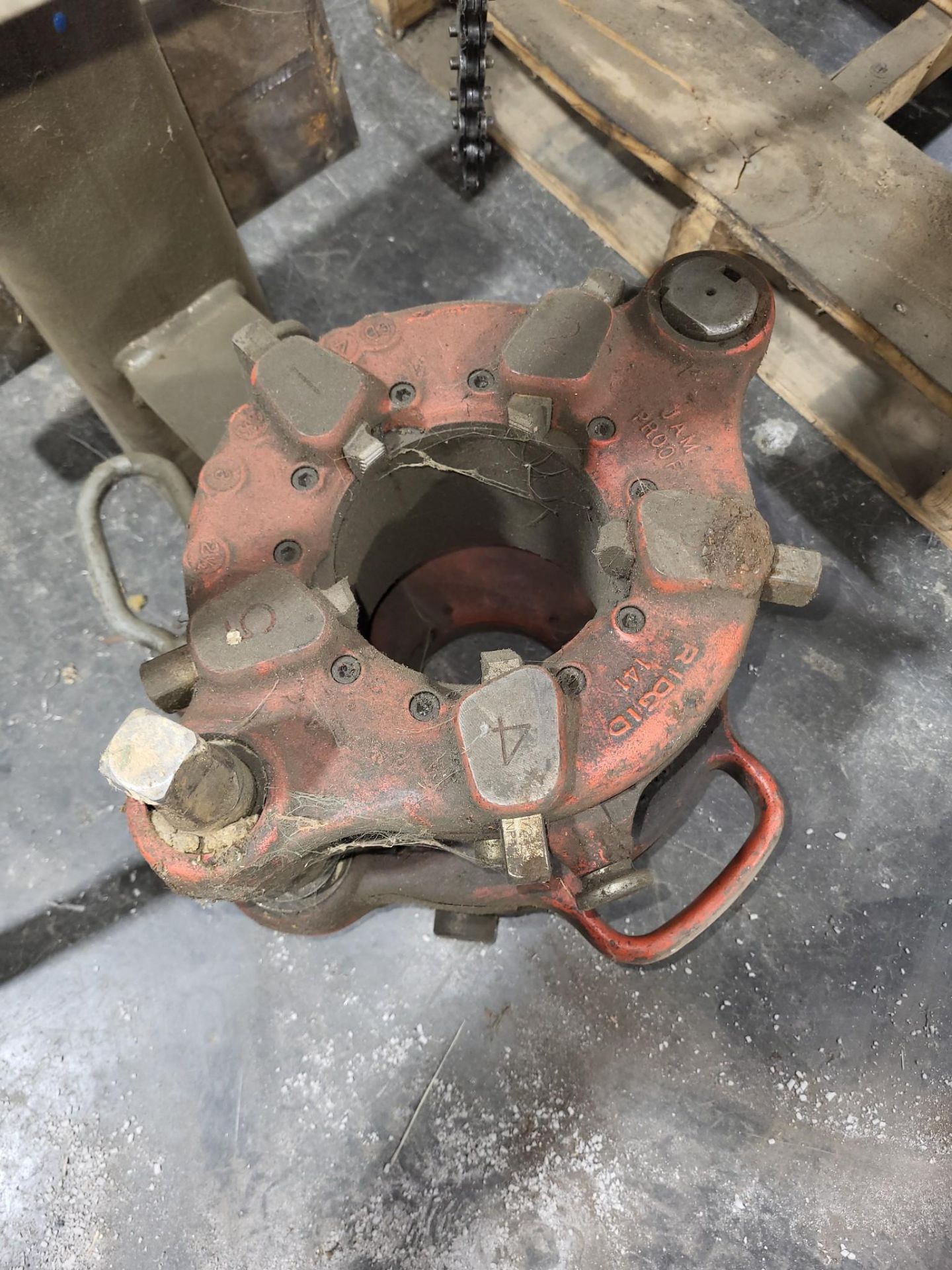 RIGID MODEL 300 POWER DRIVE PIPE THREADER WITH TRISTAND CHAIN VISE AND ...