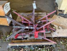 ASSORTED V-HEAD PIPE STANDS