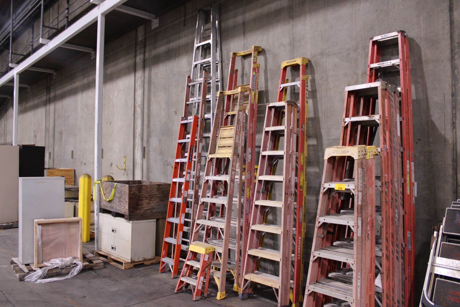 [Lot] of (11) Assorted extension and step ladders consisting of (1) 13 ...