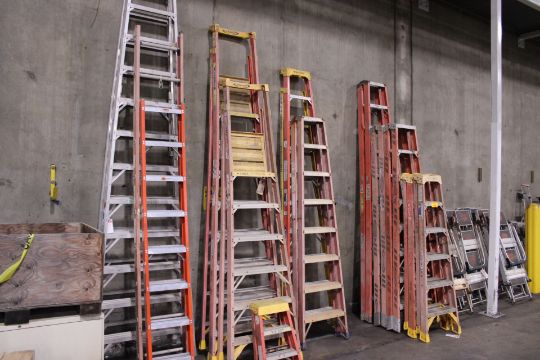 [Lot] of (11) Assorted extension and step ladders consisting of (1) 13 ...