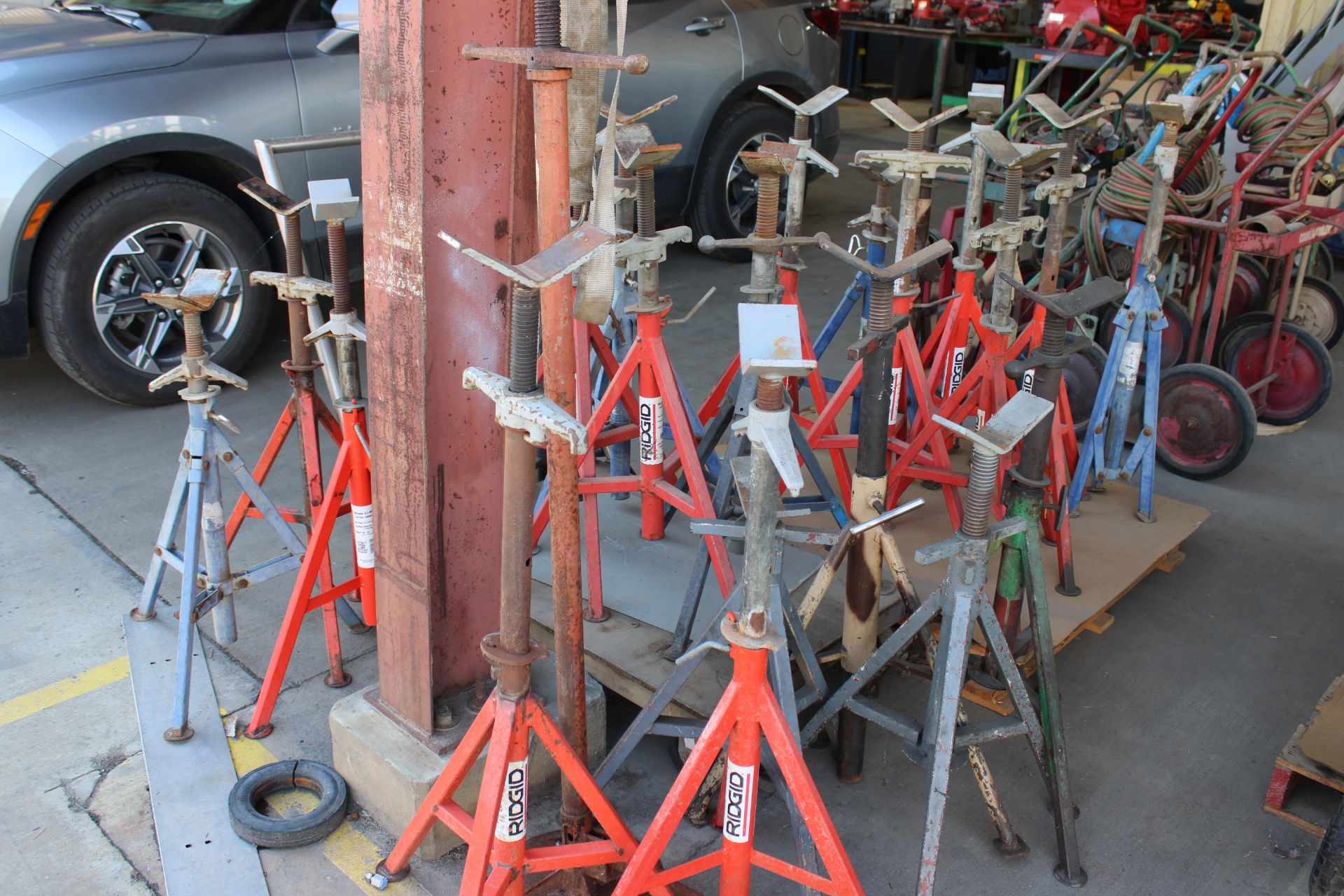 [Lot] of (19) assorted Rigid pipe stands, with v-head, plus (1) rolling ...