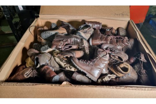 100x pairs of Grade 2 Various combat boots - may include - Magnum, YDS, Haix - mixed sizes - Image 1 of 6