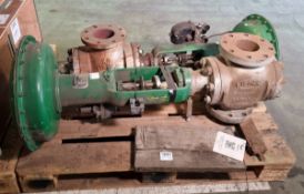 2x Fisher 657AR pneumatic flanged 4 inch control valves - L 1200 x W 500 x H 450mm - 150kg