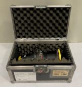 1x DLP-Lens Barco TLD+ (2.0-2.8). Case: 10.3kg and 44 x 27 x 25 cm.