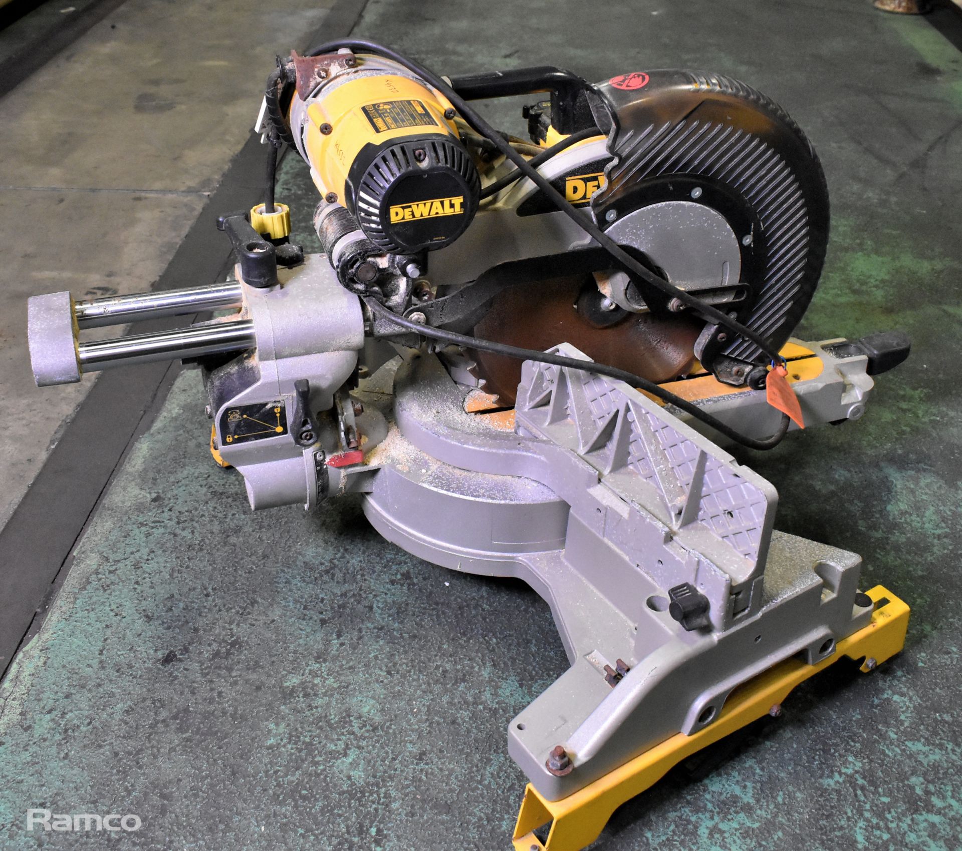 Dewalt DW718XPS 305mm mitre saw - W 660 x D 880 x H 520mm - 29kg - Image 3 of 7