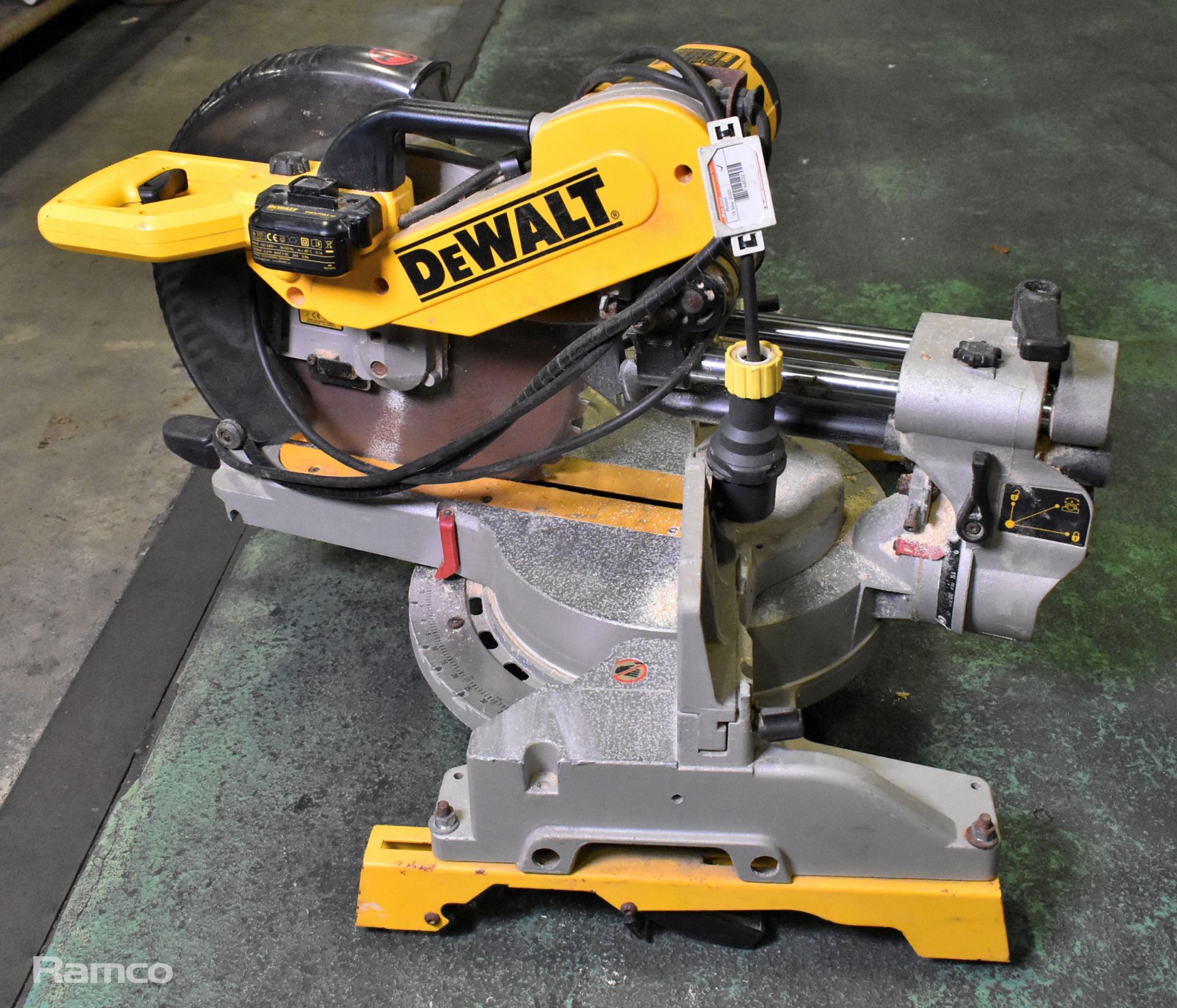 Dewalt DW718XPS 305mm mitre saw - W 660 x D 880 x H 520mm - 29kg - Image 6 of 7
