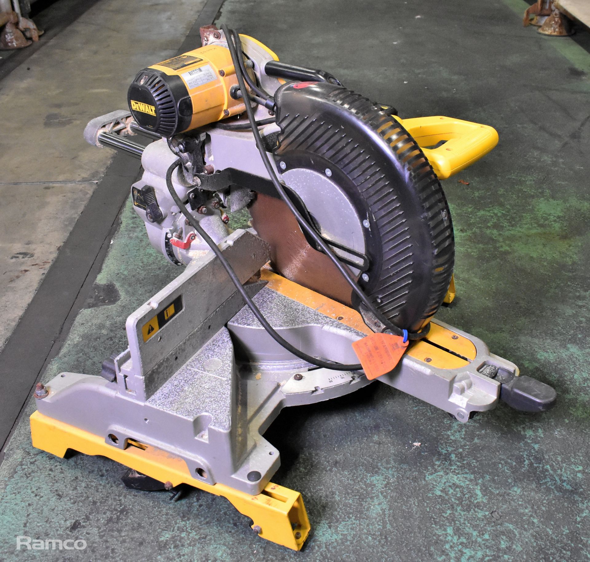 Dewalt DW718XPS 305mm mitre saw - W 660 x D 880 x H 520mm - 29kg - Image 2 of 7