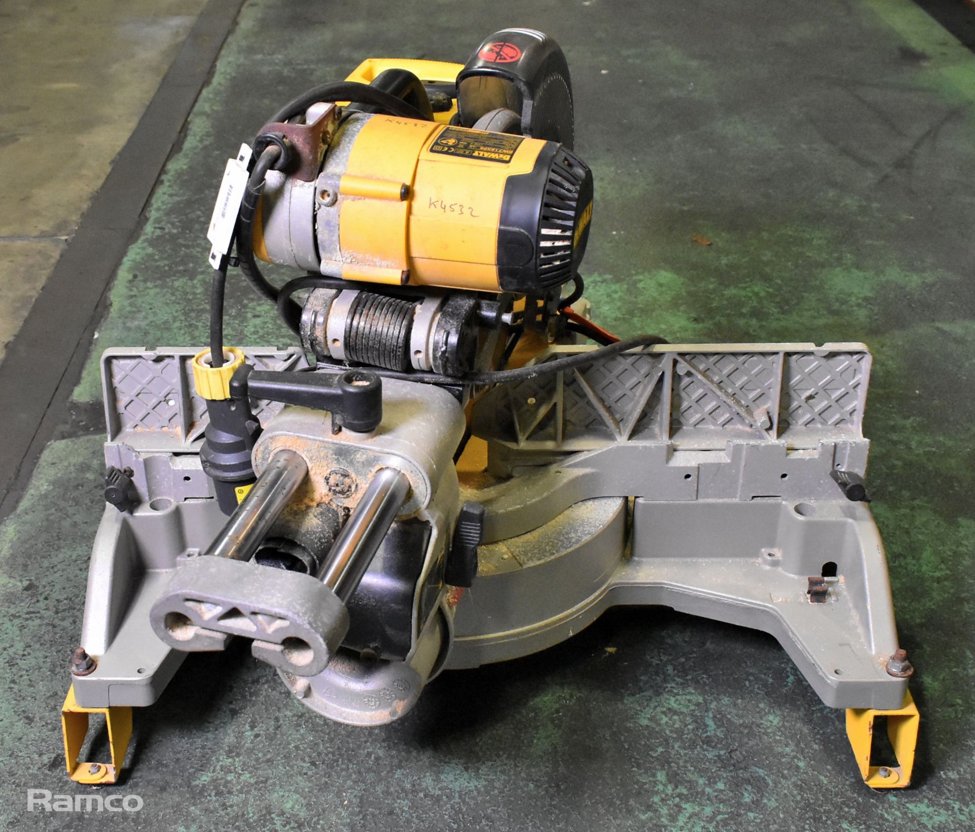 Dewalt DW718XPS 305mm mitre saw - W 660 x D 880 x H 520mm - 29kg - Image 5 of 7