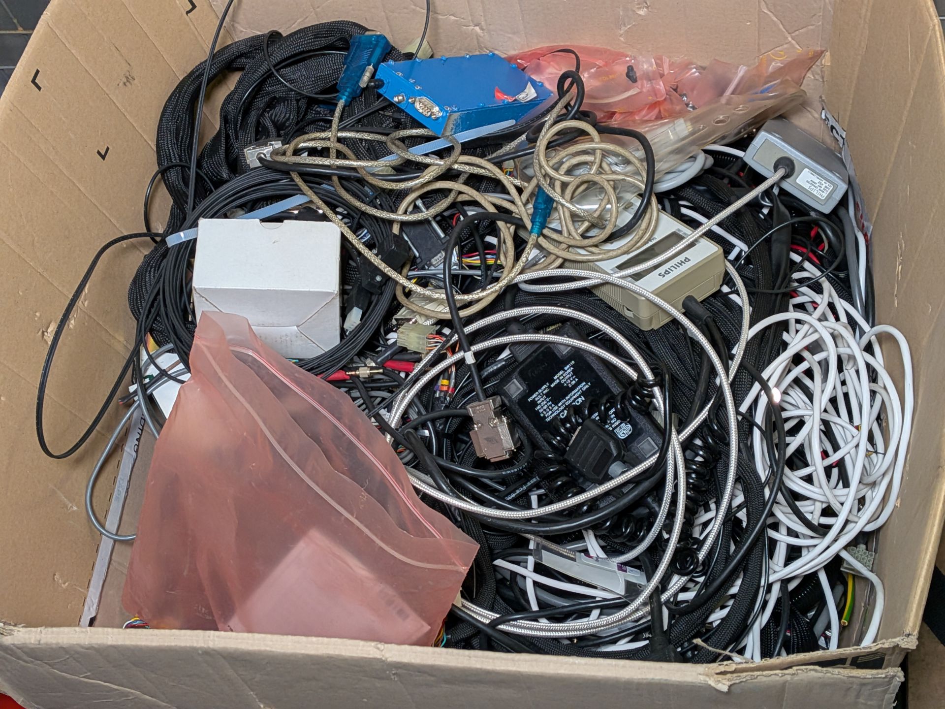 Workshop equipment - equipment bags, power supplies, cables, wiring looms and more - Image 17 of 18