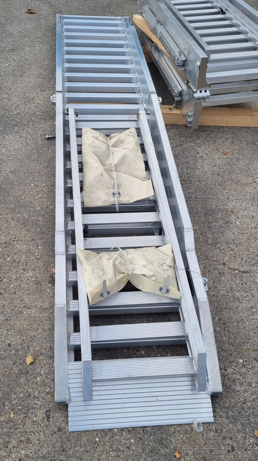 Pair of vehicle loading ramps - SWL per pair: 4500kg - dimensions per ...