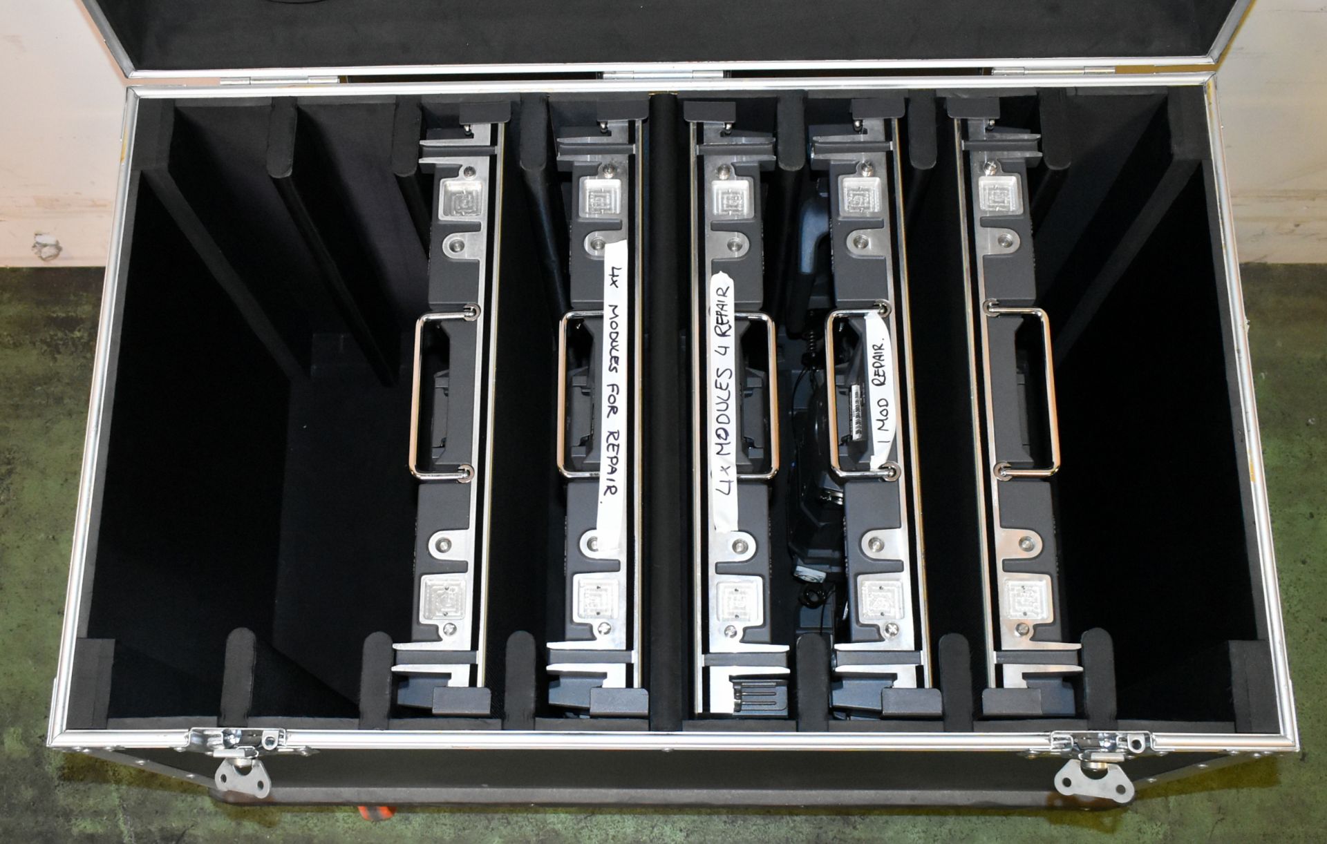 ESD Pilot 2.6 LED display kit in 9 flight cases - 61x LED panels - panel size: W 500 x H 500mm - Image 20 of 71