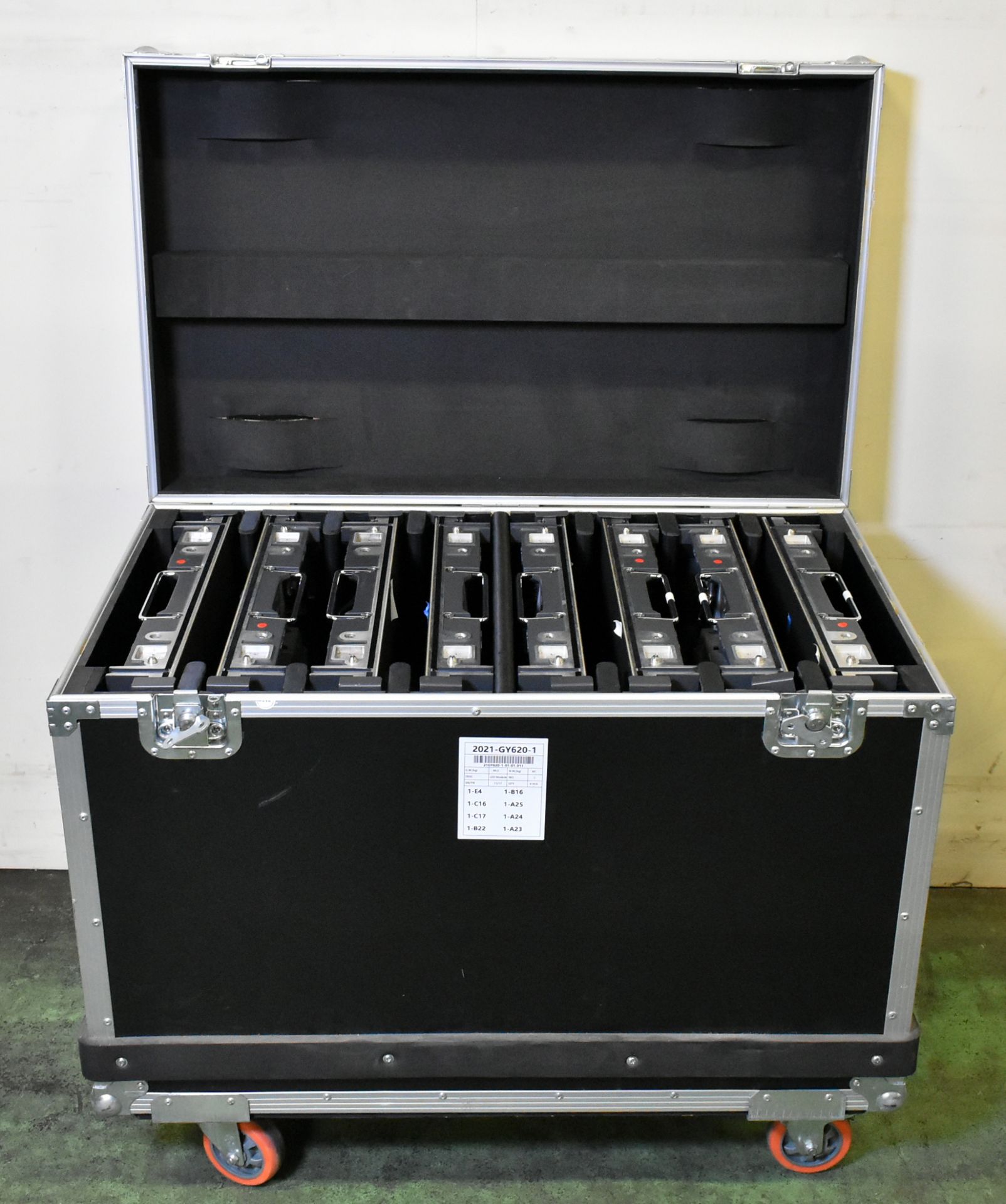 ESD Pilot 2.6 LED display kit in 9 flight cases - 61x LED panels - panel size: W 500 x H 500mm - Image 45 of 71