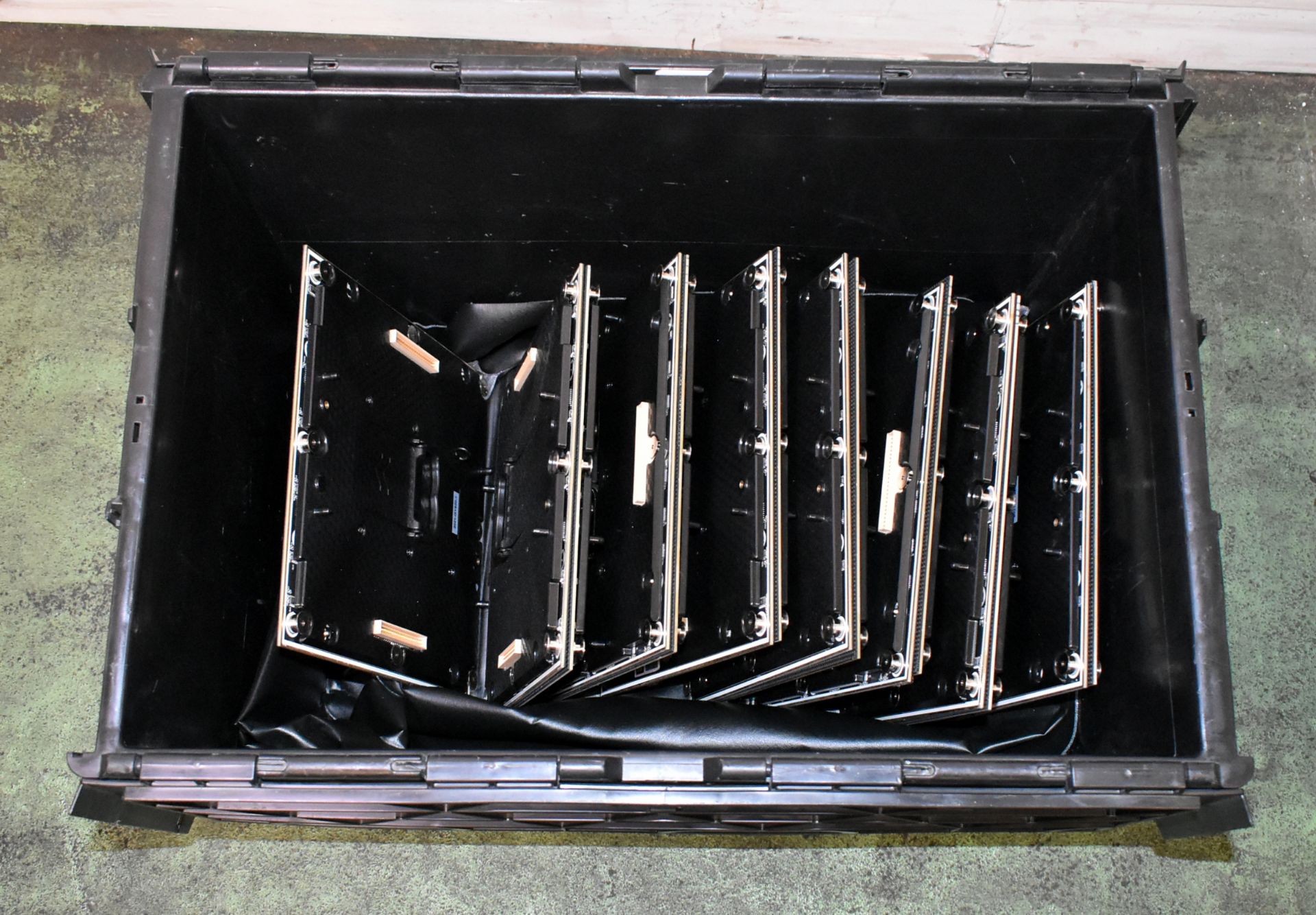 ESD Pilot 2.6 LED display kit in 9 flight cases - 61x LED panels - panel size: W 500 x H 500mm - Image 4 of 71