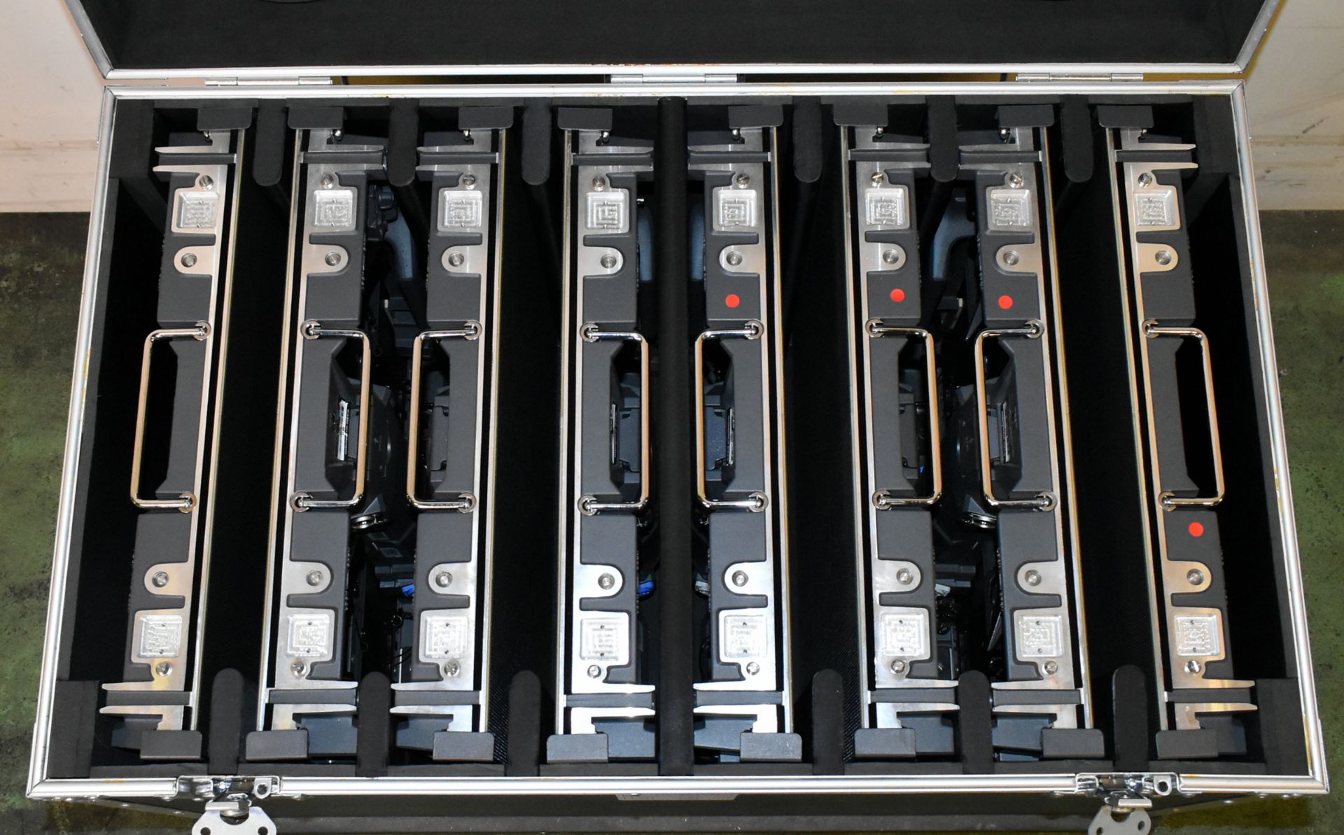 ESD Pilot 2.6 LED display kit in 9 flight cases - 61x LED panels - panel size: W 500 x H 500mm - Image 62 of 71