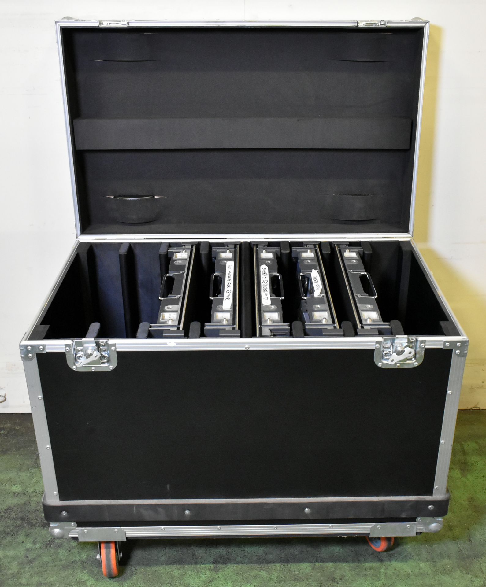 ESD Pilot 2.6 LED display kit in 9 flight cases - 61x LED panels - panel size: W 500 x H 500mm - Image 19 of 71