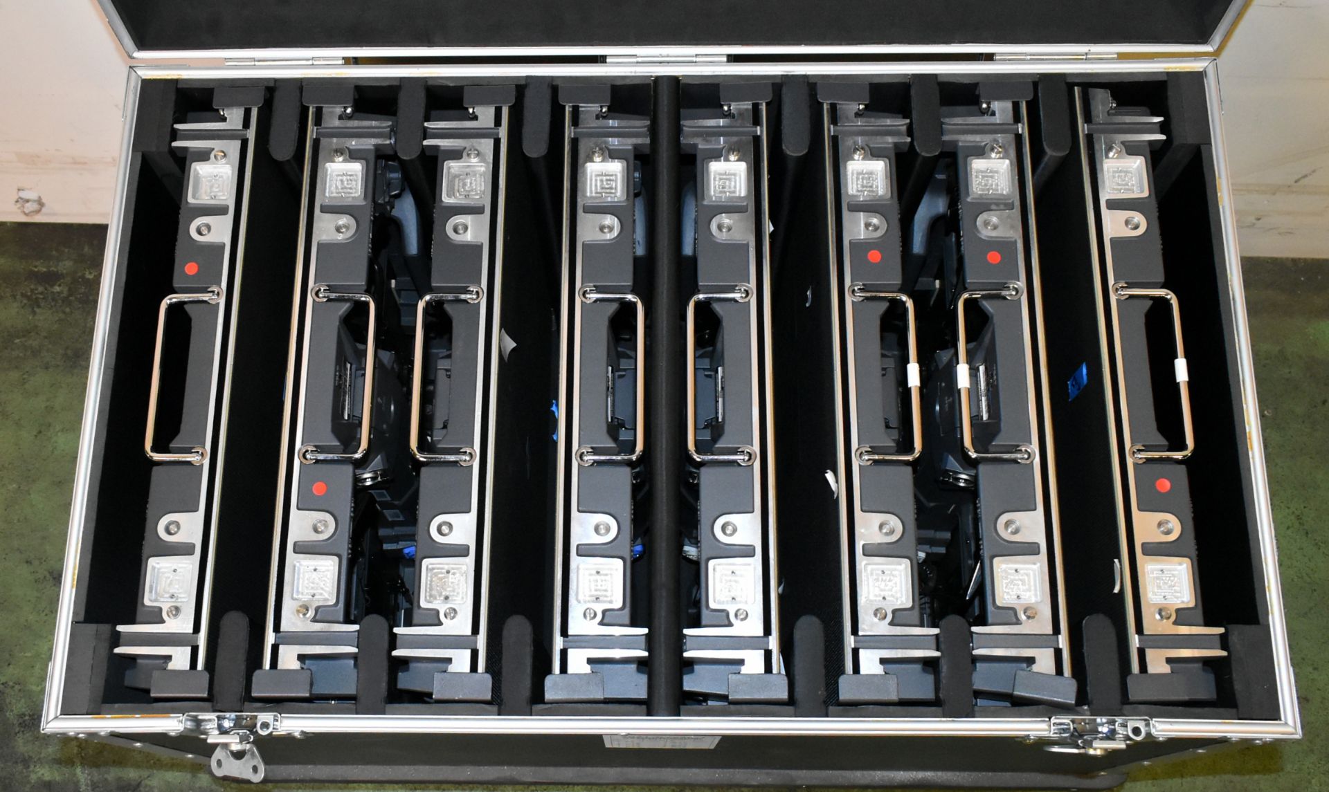 ESD Pilot 2.6 LED display kit in 9 flight cases - 61x LED panels - panel size: W 500 x H 500mm - Image 46 of 71