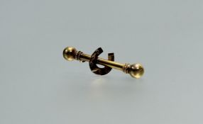 An Edwardian 15ct gold bar brooch set with lucky horse shoe: l. x 4cm pin replaced with original