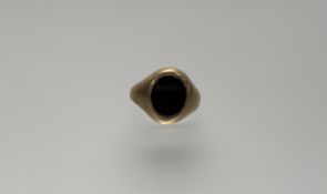 A 9ct gold signet ring set black onyx panel S 3.82g