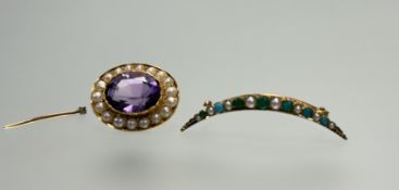 An Edwardian 9ct gold crescent bar brooch set seven graduated turquoise and eight seed pearls: l.