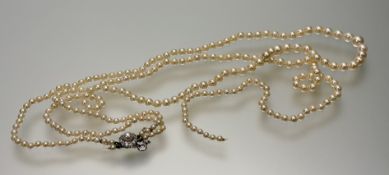 A 9ct gold clasp fastening with a two graduated stands of cultured pearls- inner stand loose to