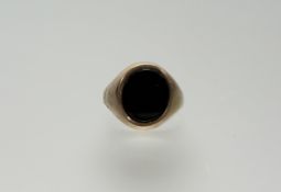 A 9ct gold signet ring mounted oval onyx oval panel: l. x 1.5cm w. x 1cm T 6.95g