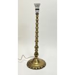 A brass table lamp moulded with a turned spindle stem on a stepped base, plug removed (h. 54cm)