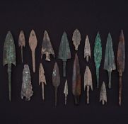 Konvolut aus 17 Pfeilspitzen in Bronze