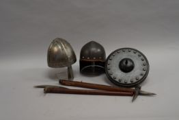 Konvolut von zwei Helmen und zwei Kampfäxten im mittelalterlichen Stil