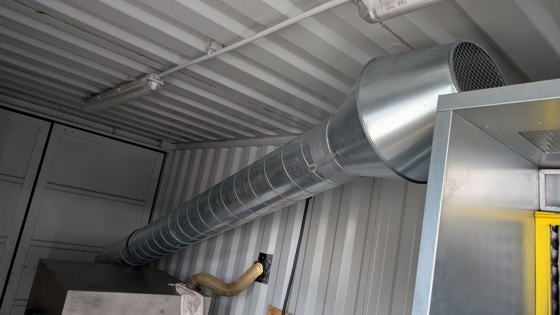 Shipping Container-Based Workshop with Industrial Parts Washer and Spray Booth. This lot comprises a - Image 23 of 31