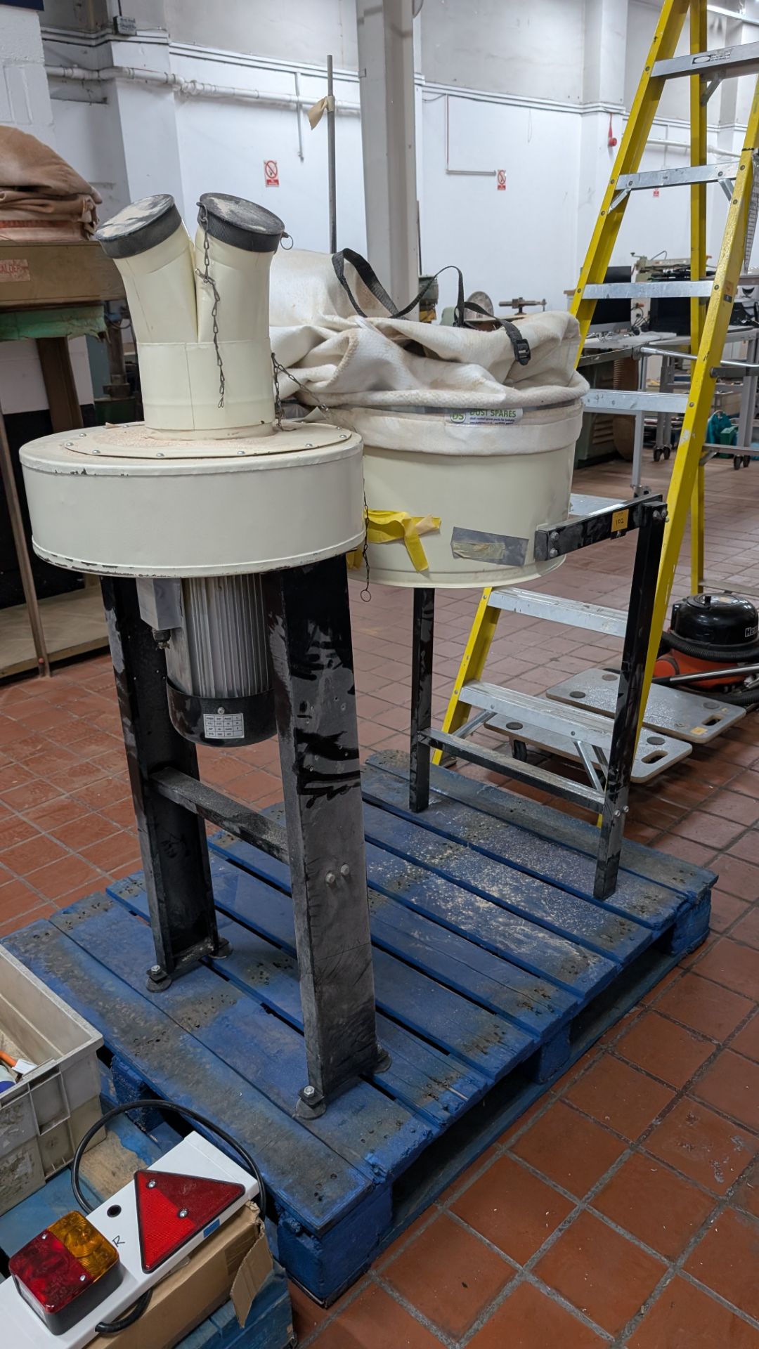 Free-standing Dust Extraction System