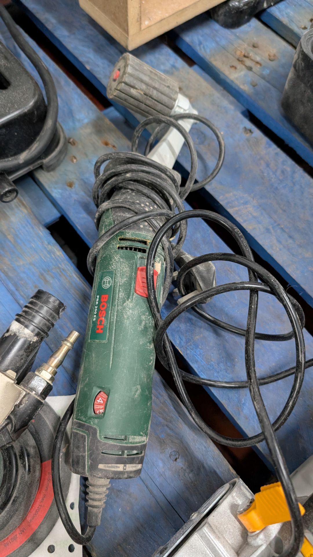 Mixed Sanding Lot, comprising Titan Electric Filing Belt Sander, Air-operated Circular Sander and Bo - Image 9 of 18