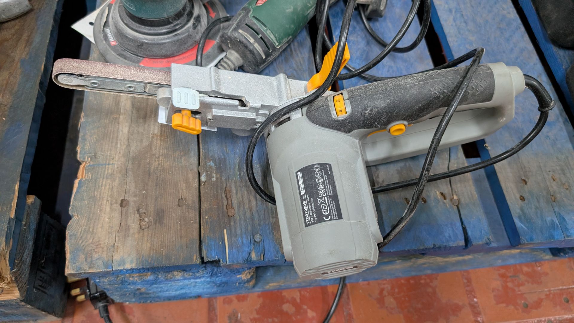 Mixed Sanding Lot, comprising Titan Electric Filing Belt Sander, Air-operated Circular Sander and Bo - Image 8 of 18