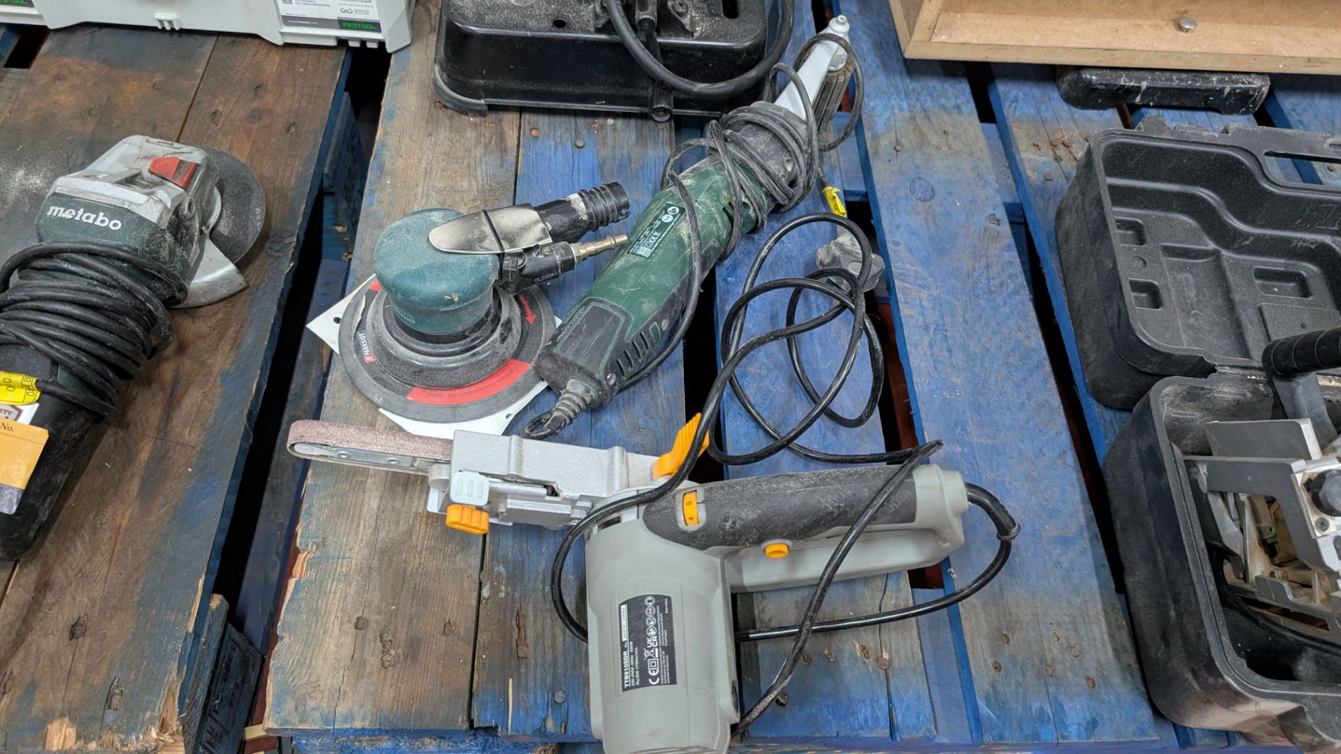 Mixed Sanding Lot, comprising Titan Electric Filing Belt Sander, Air-operated Circular Sander and Bo - Image 16 of 18