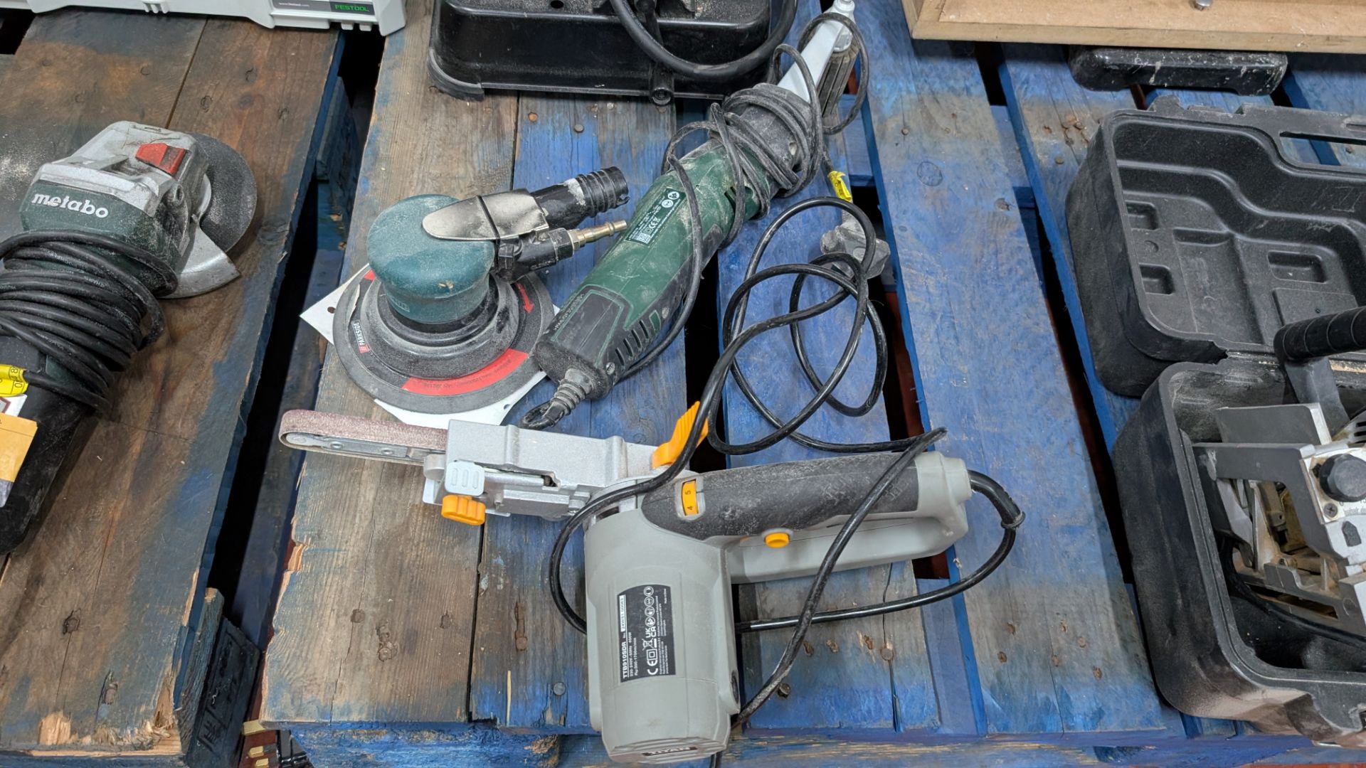 Mixed Sanding Lot, comprising Titan Electric Filing Belt Sander, Air-operated Circular Sander and Bo - Image 18 of 18