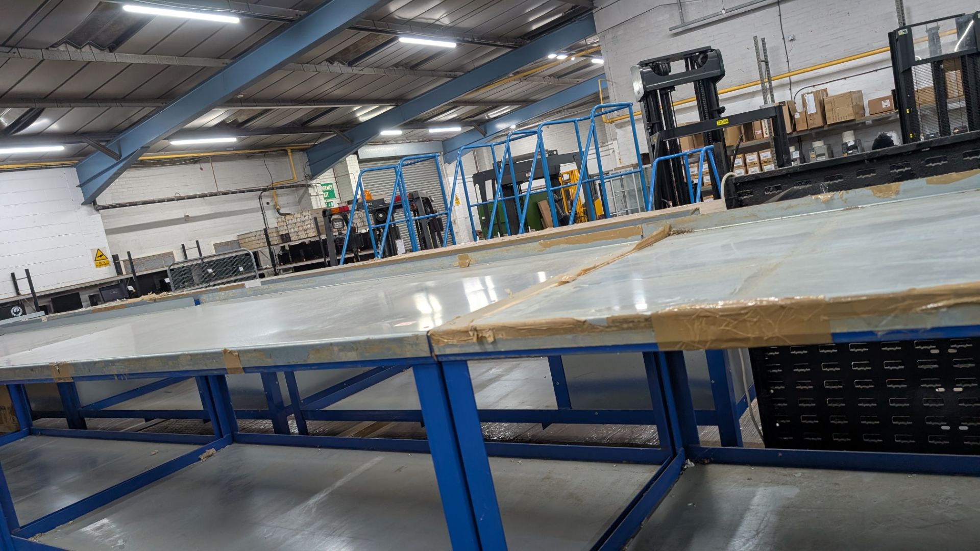 4 off Matching 2-Tier Metal Workbenches, each measuing approx 2000mm x 900mm x 840mm - Image 15 of 17