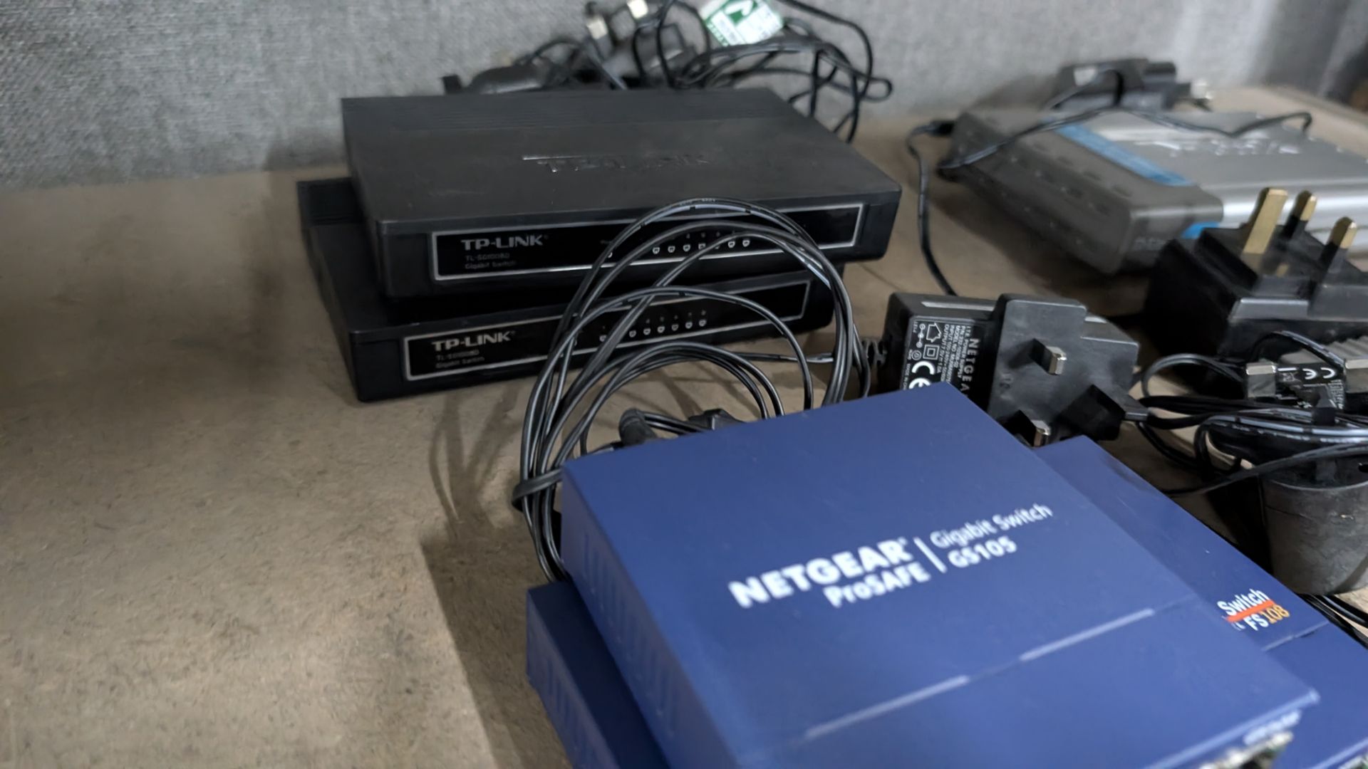 11 off assorted small switches and similar - Image 5 of 9