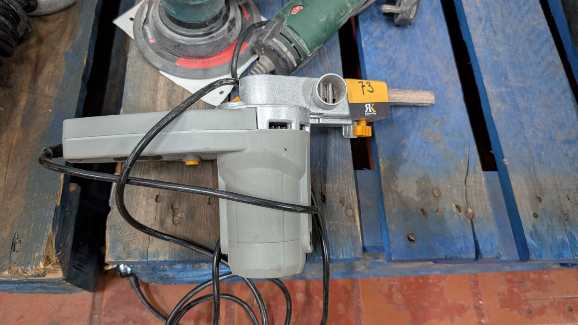 Mixed Sanding Lot, comprising Titan Electric Filing Belt Sander, Air-operated Circular Sander and Bo - Image 4 of 18