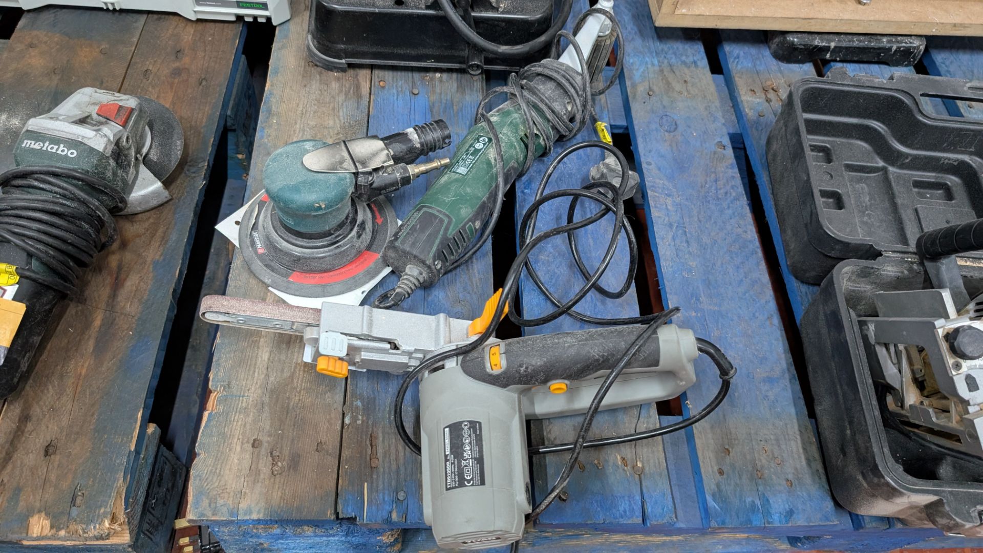 Mixed Sanding Lot, comprising Titan Electric Filing Belt Sander, Air-operated Circular Sander and Bo - Image 17 of 18