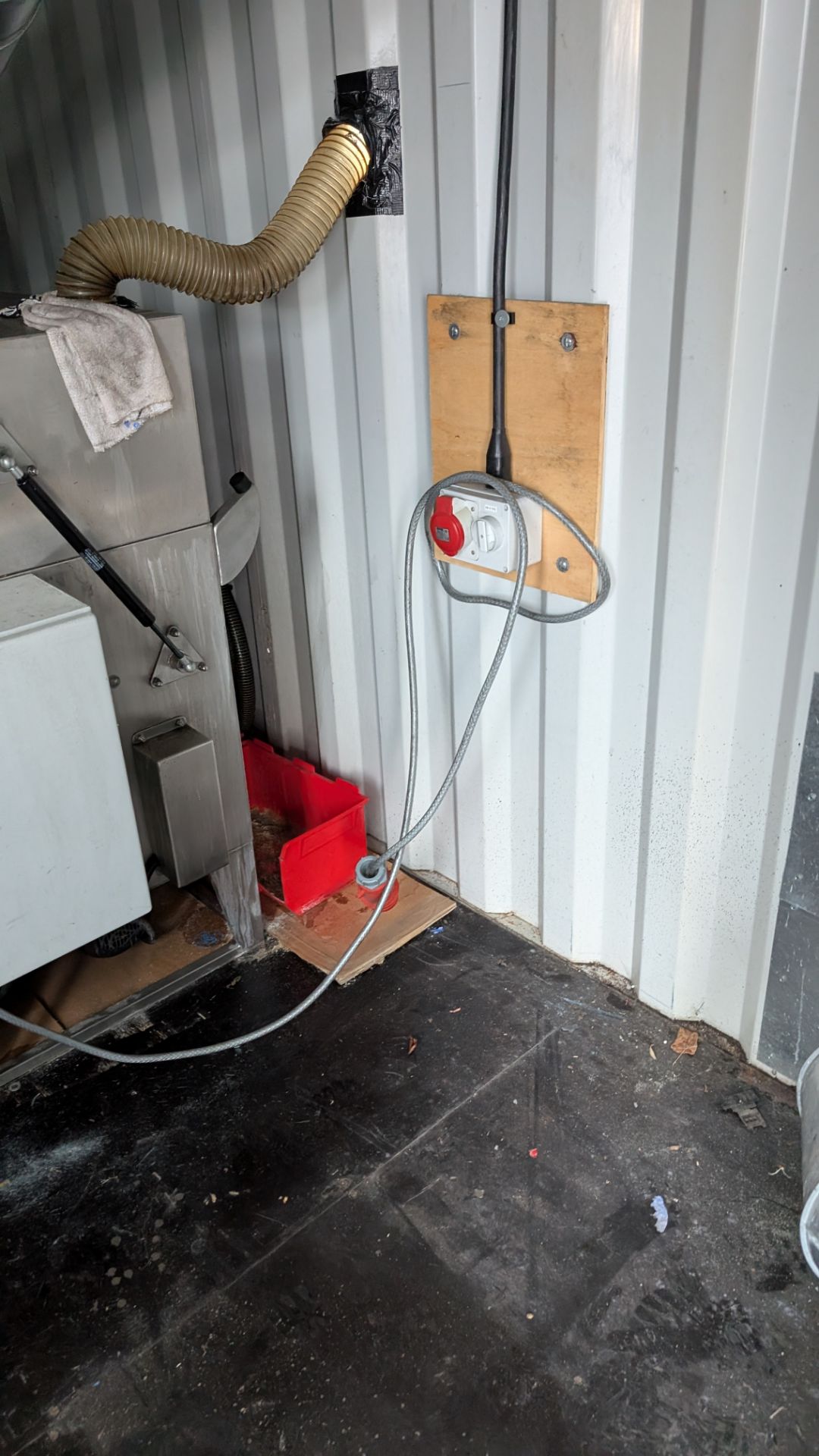 Shipping Container-Based Workshop with Industrial Parts Washer and Spray Booth. This lot comprises a - Image 25 of 31