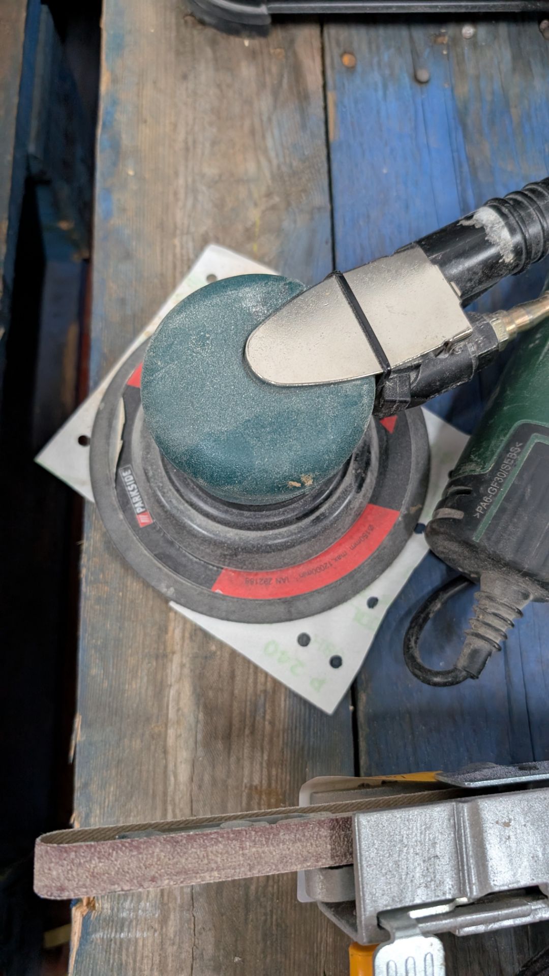 Mixed Sanding Lot, comprising Titan Electric Filing Belt Sander, Air-operated Circular Sander and Bo - Image 13 of 18