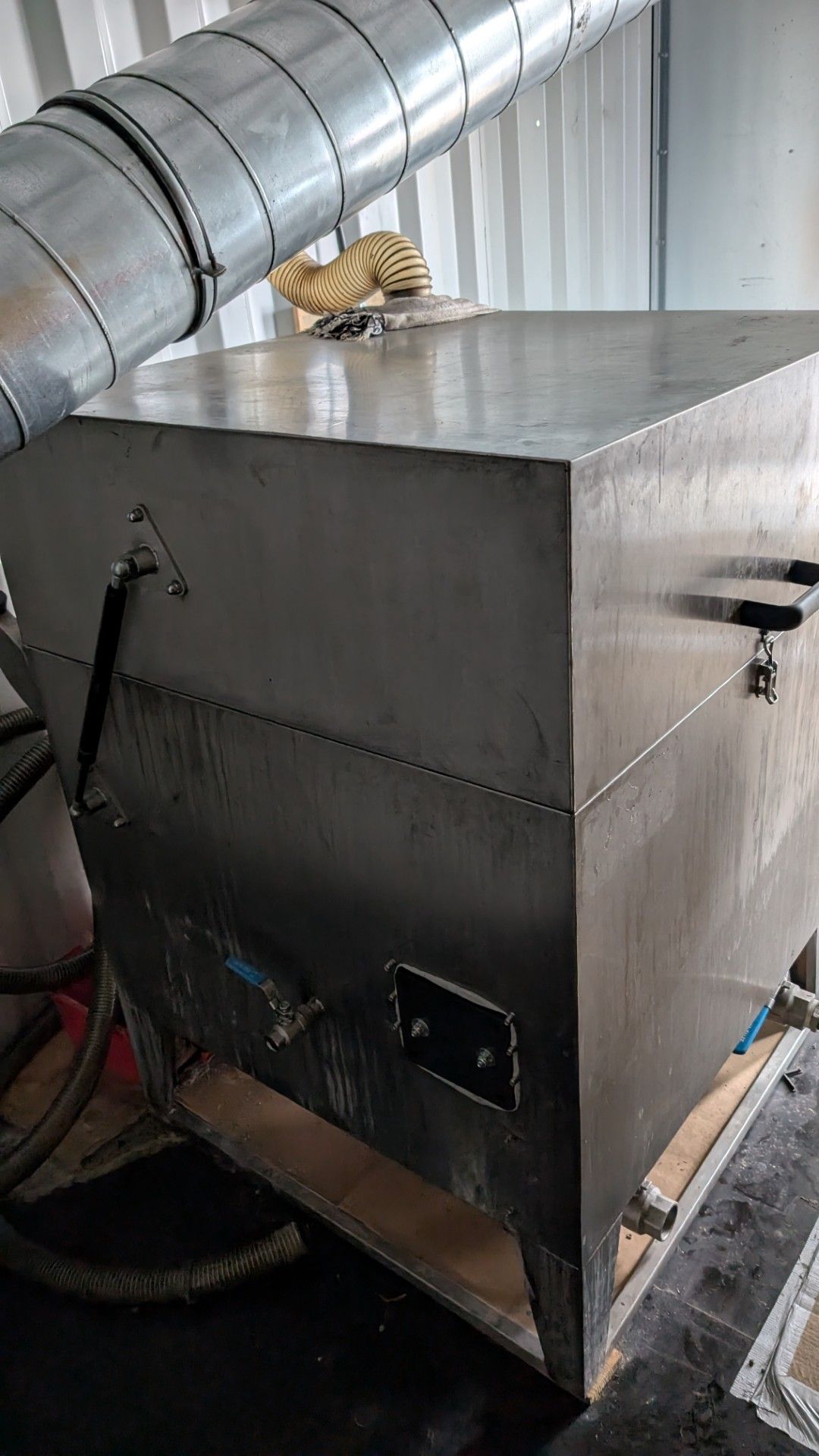 Shipping Container-Based Workshop with Industrial Parts Washer and Spray Booth. This lot comprises a - Image 26 of 31