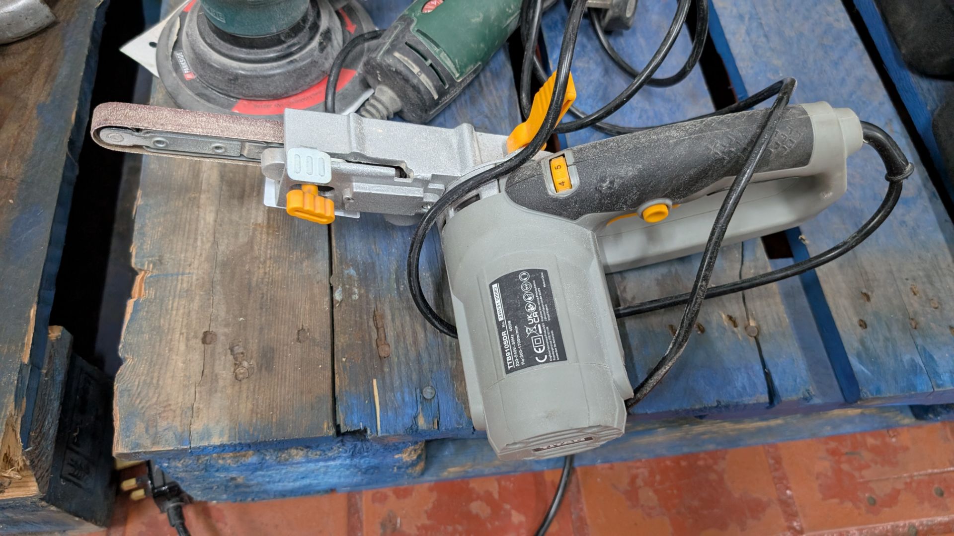 Mixed Sanding Lot, comprising Titan Electric Filing Belt Sander, Air-operated Circular Sander and Bo - Image 7 of 18