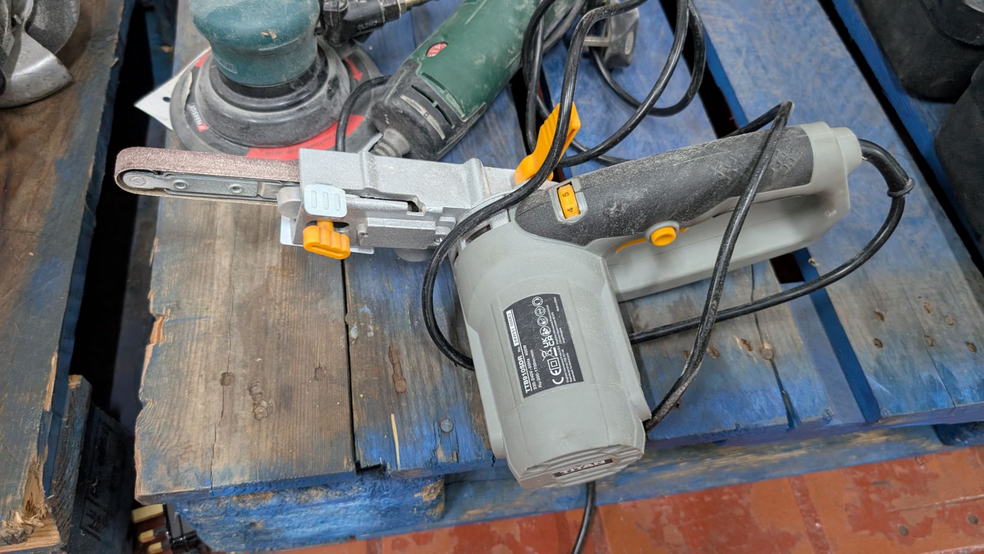 Mixed Sanding Lot, comprising Titan Electric Filing Belt Sander, Air-operated Circular Sander and Bo - Image 5 of 18