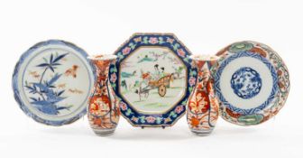 ASSORTED JAPANESE EXPORT PORCELAIN, 19/20th C, including 2 saucer dishes with pseudo Chenghua marks,