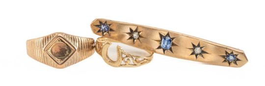 YELLOW METAL JEWELLERY comprising five stone diamond and sapphire five stone brooch, 9ct gold