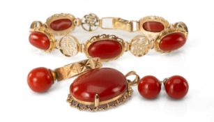 YELLOW METAL MATCHED JEWELLERY SUITE comprising agate cabochon bracelet, stamped '18K', yellow metal