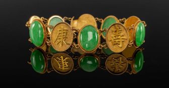 CHINESE 18CT GOLD & JADEITE BRACELET, alternating oval shou-character and cabochon apple green