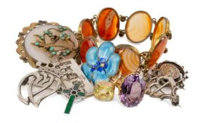 GROUP OF COLLECTABLE JEWELLERY, comprising two silver luckenbooth brooches, two 9ct single stone